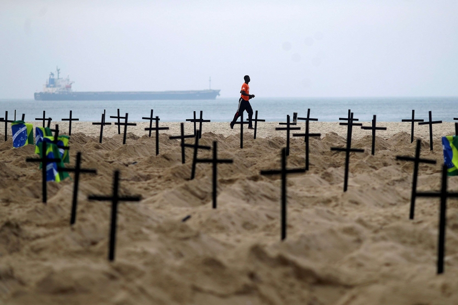 100 tombe sormontate da croci nere nella sabbia della spiaggia di Copacabana, in omaggio alle quasi 40.000 persone morte finora nel paese a causa di Covid-19. - Reuters