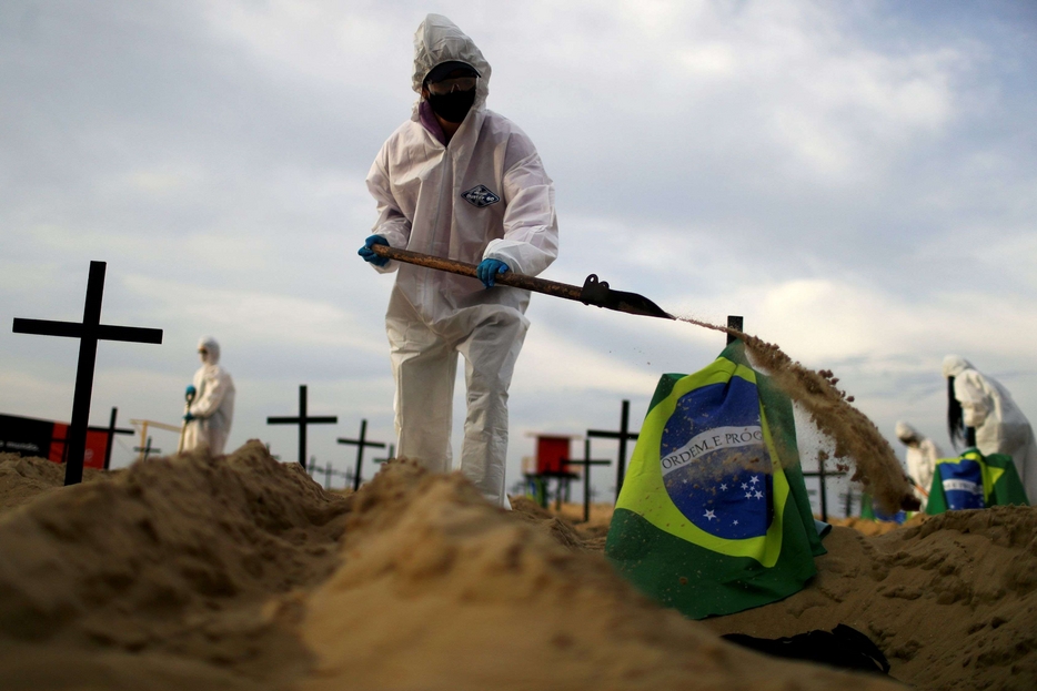 Brasile in ginocchio: 100 croci di protesta sulla spiaggia di ...