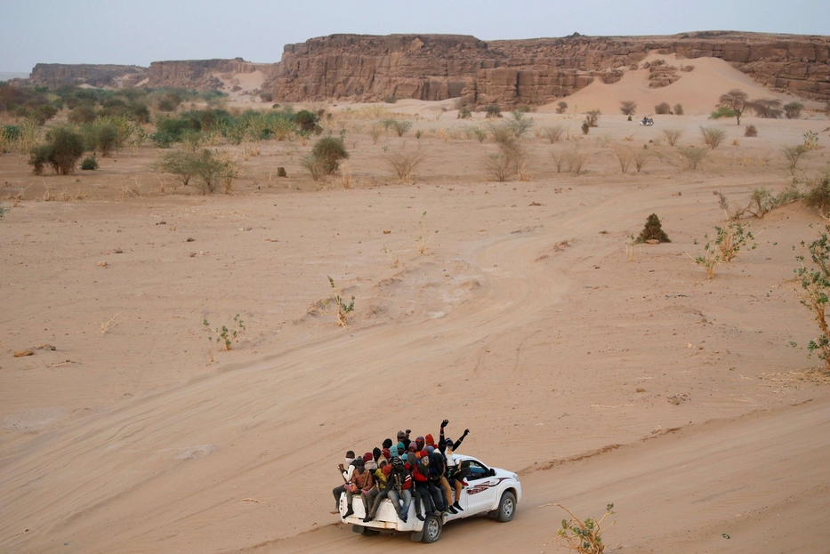 Trafficanti Abbandonano 80 Migranti Nel Deserto