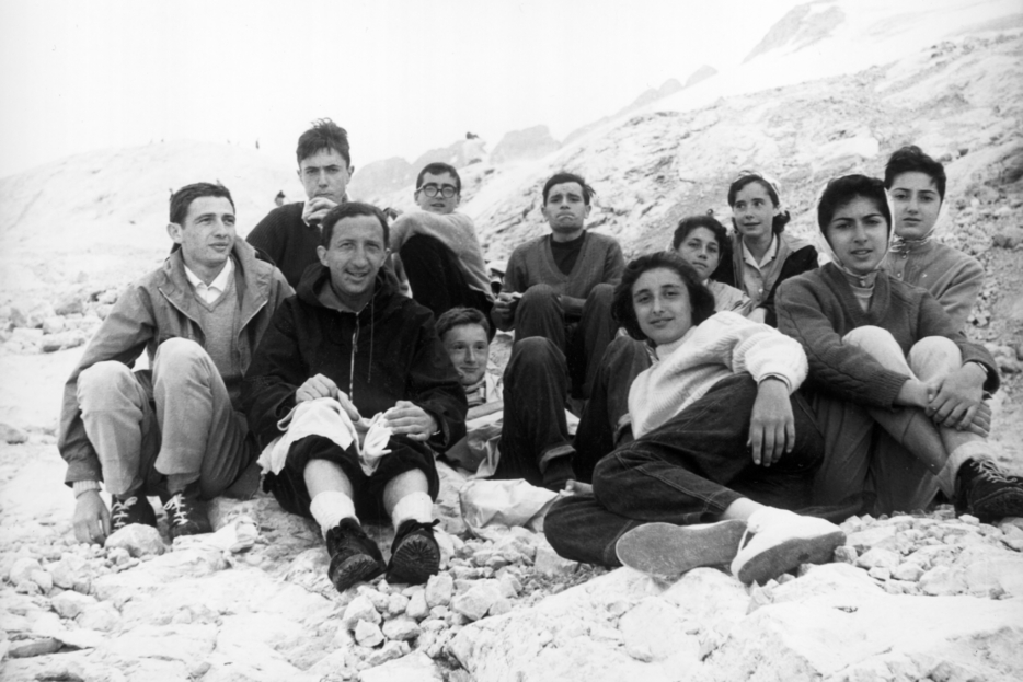 don Giussani in montagna con gs (1958)