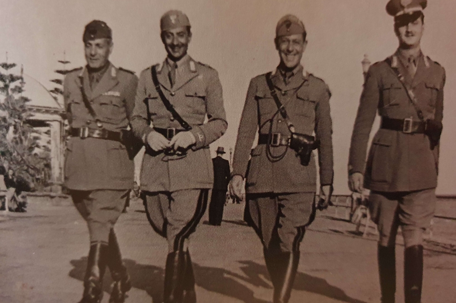 Il capitano Tosti, terzo da sinistra, a Bordighera nel 1941 con alcuni commilitoni
