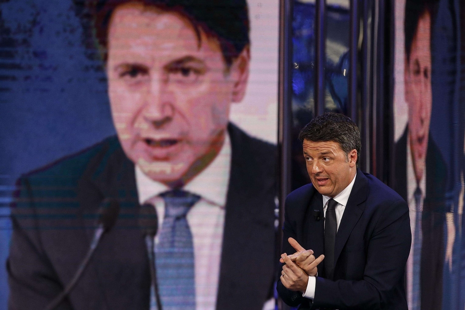 Il leader di italia Viva Matteo Renzi e alle spalle il premier Giuseppe Conte