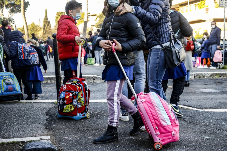 L'Italia Resta Chiusa, Vaccini Obbligatori Nella Sanità, Ragazzi A Scuola