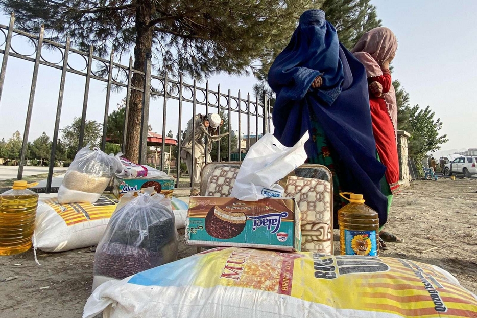 Donne di Kabul ritirano pacchi di aiuti durante un intervento di Aseel nella capitale