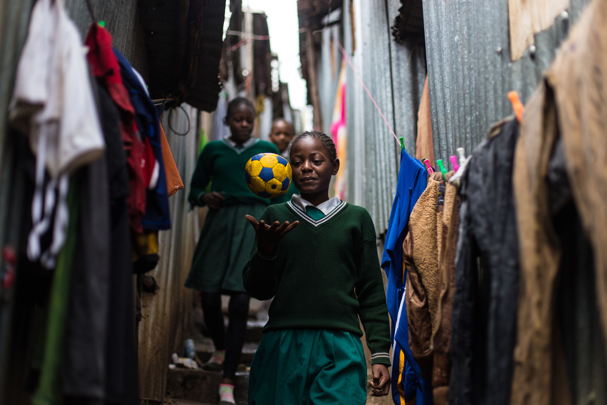 Due sorelle camminano tra le baracche di Mathare, in Kenya, dopo essere andate a scuola. (Sebastian Gil Miranda for Fútbol Más_FFE21) - Sebastian Gil Miranda for Fútbol Más_FFE21