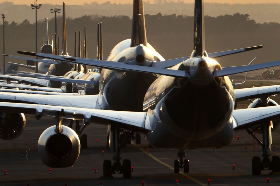 La pandemia atterra il traffico aereo