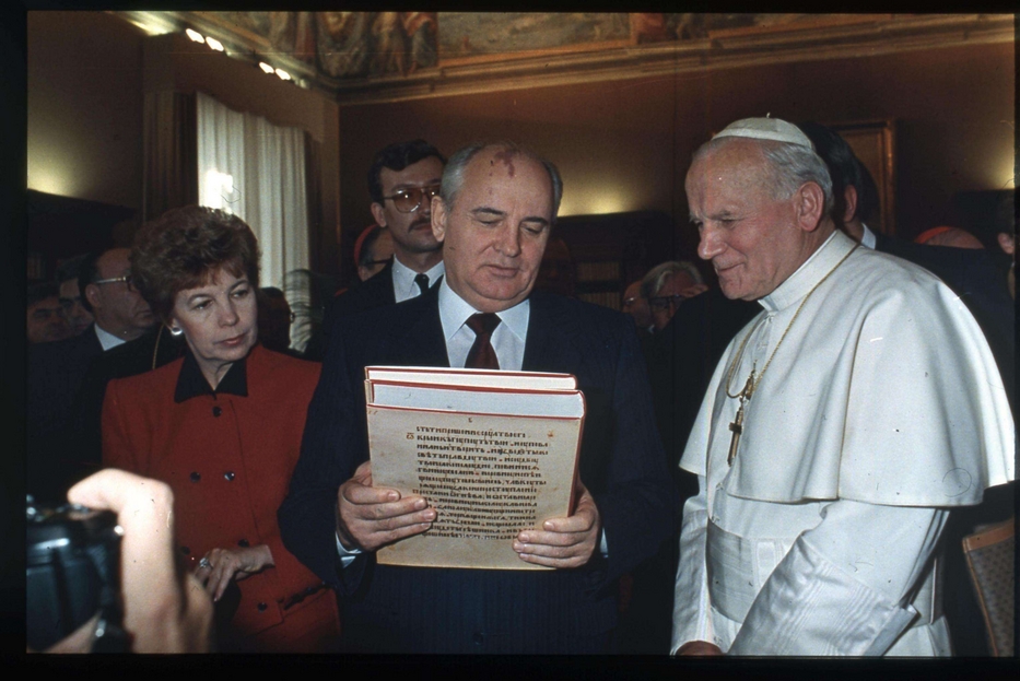 Mikhail Gorbaciov e la moglie Raissa in visita da Papa Giovanni Paolo II in Vaticano nel 1989