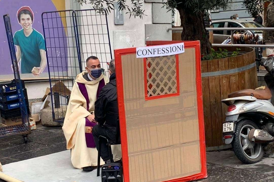 Don Michele il parroco che confessa in strada Siamo un ospedale