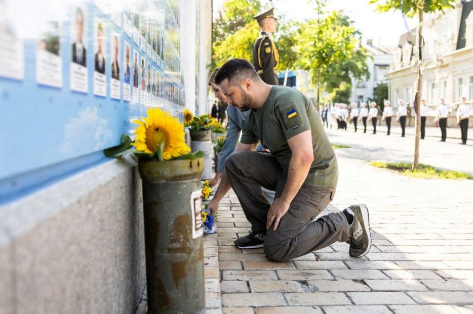 Il presidente Volodymyr Zelensky e la moglie Olena in ginocchio al Muro della memoria a Kiev