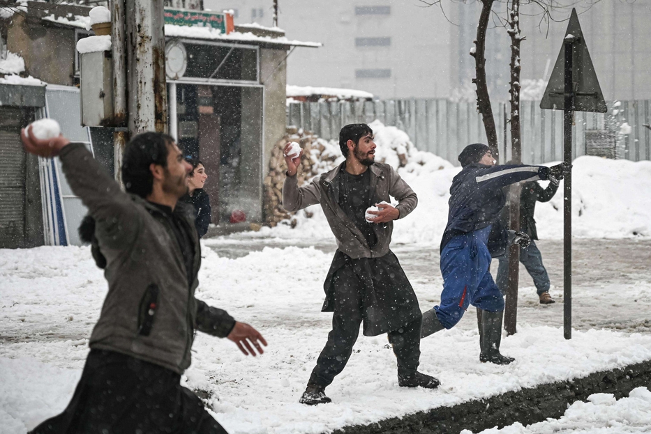 Giovani giocano con la neva a Kabul - Mohd RASFAN / AFP
