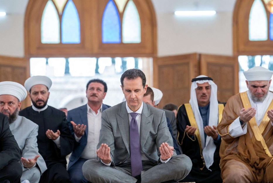 Bashar al-Assad in preghiera nella moschea Sahabiy Abdallah bin Abbas ad Aleppo