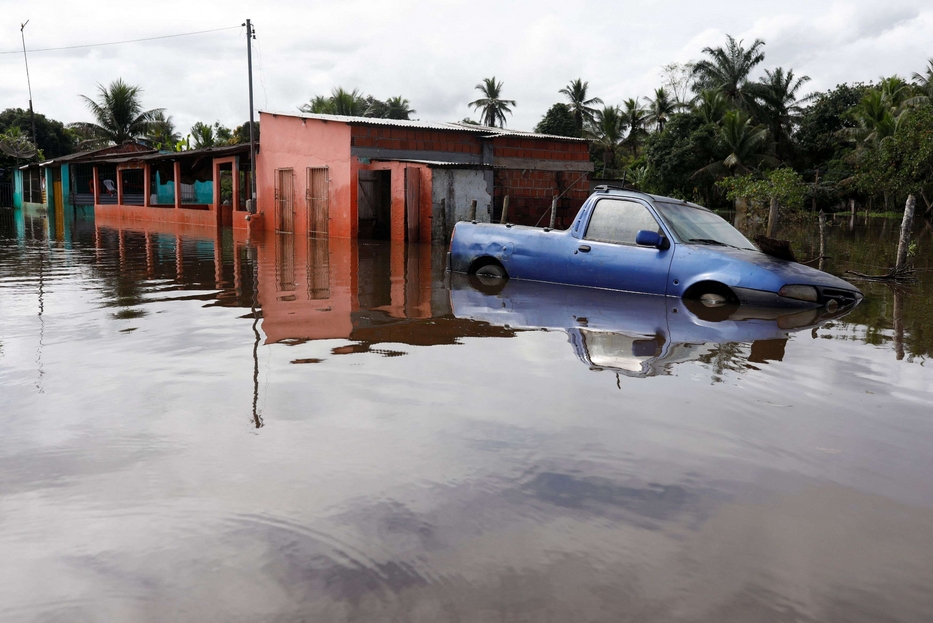 Abitazioni e auto parzialmente sommersi a Ilheaus, nello Stato di Bahia - REUTERS/Amanda Perobelli