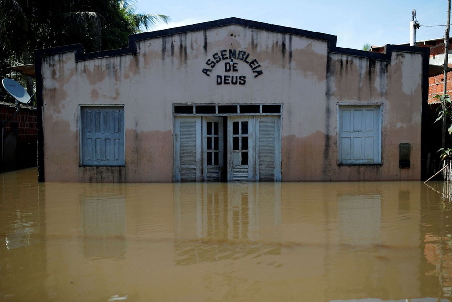 Una chiesa sommersa a Ilheaus, nello Stato di Bahia - REUTERS/Amanda Perobelli