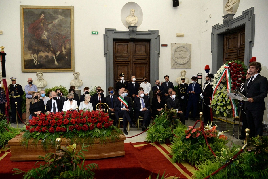 Folla e commozione ai funerali di Piero Angela