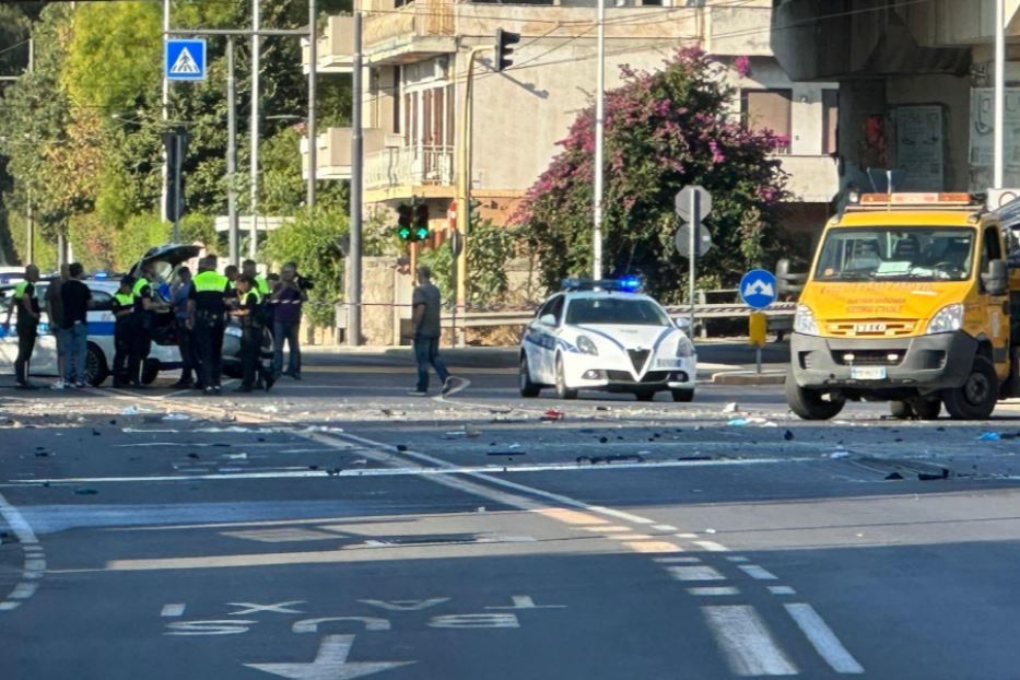 I rilievi della Polizia locale dopo l'incidente mortale di ieri a Cagliari, in cui hanno perso la vita 4 ragazzi