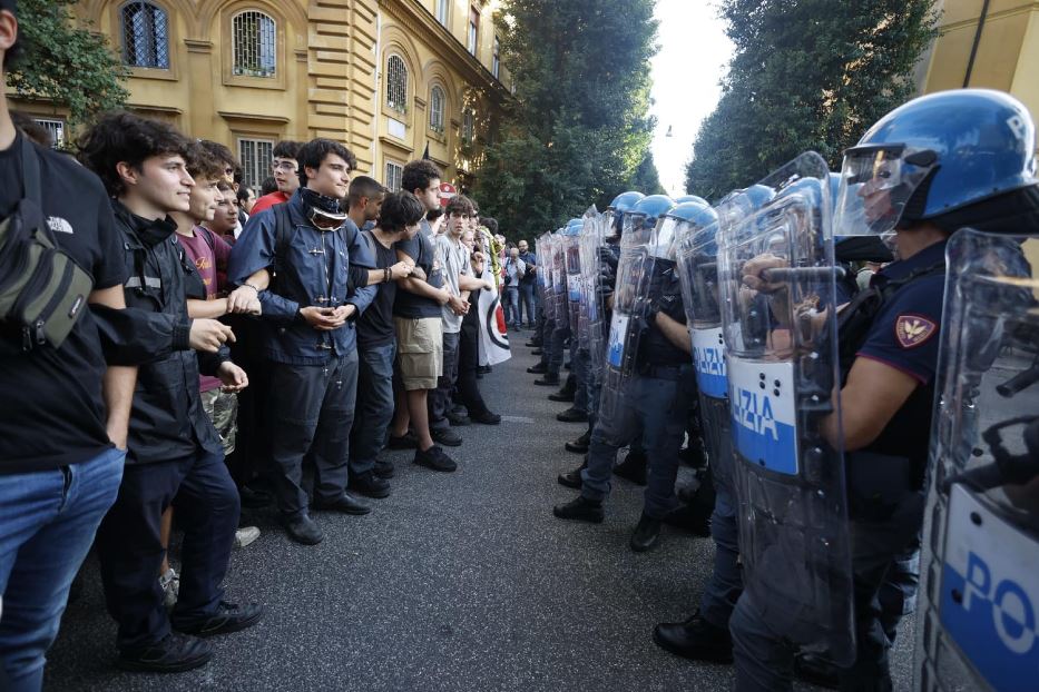 Tensione tra studenti e forze dell'ordine al corteo pro Palestina