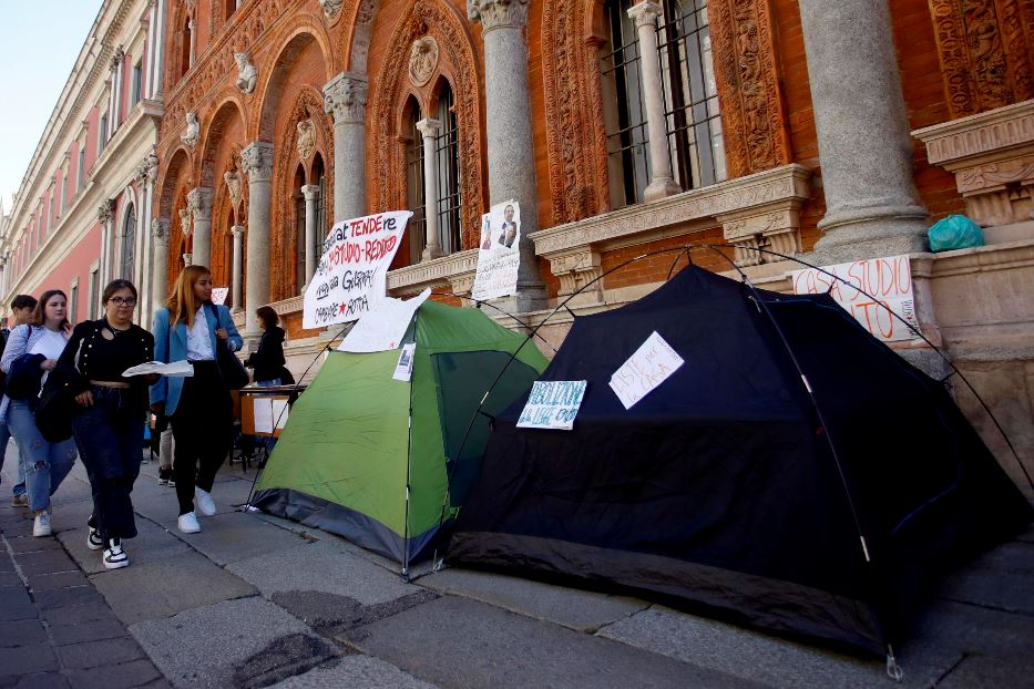 La protesta degli studenti per il caro affitti davanti all'univerità Statale di Milano