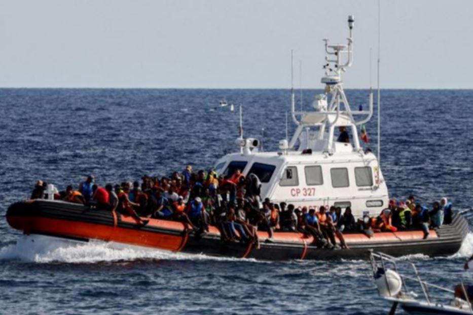 Migranti recuperati in mare davanti a Lampedusa