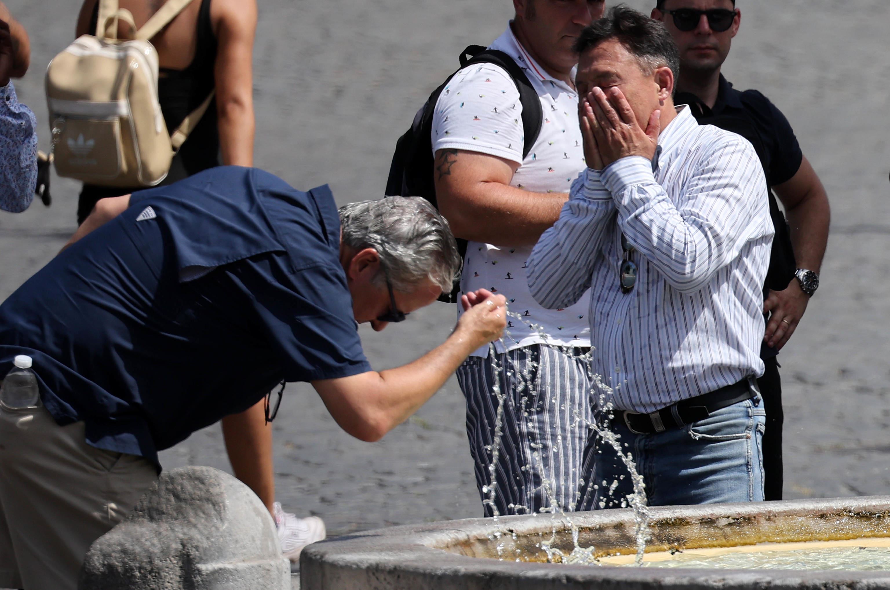 Roma, turisti si rinfrescano con l'acqua di una fontana a piazza del Popolo