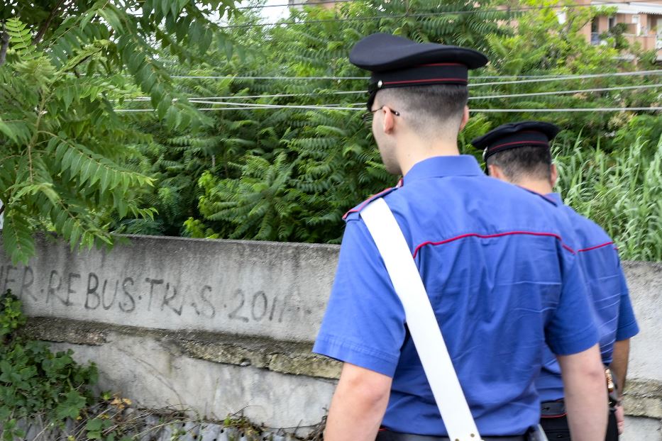 Il bimbo al carabiniere: «Ti conosco, hai arrestato mio papà». E poi lo  bacia