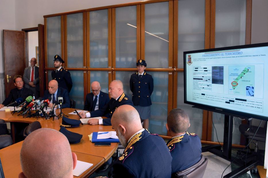 La conferenza stampa di Milano dopo l'arresto dei due terroristi