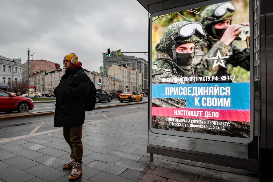 Una pubblicità dell'esercito a una fermata di autobus a Mosca: «Unisciti ai tuoi. Il vero lavoro»