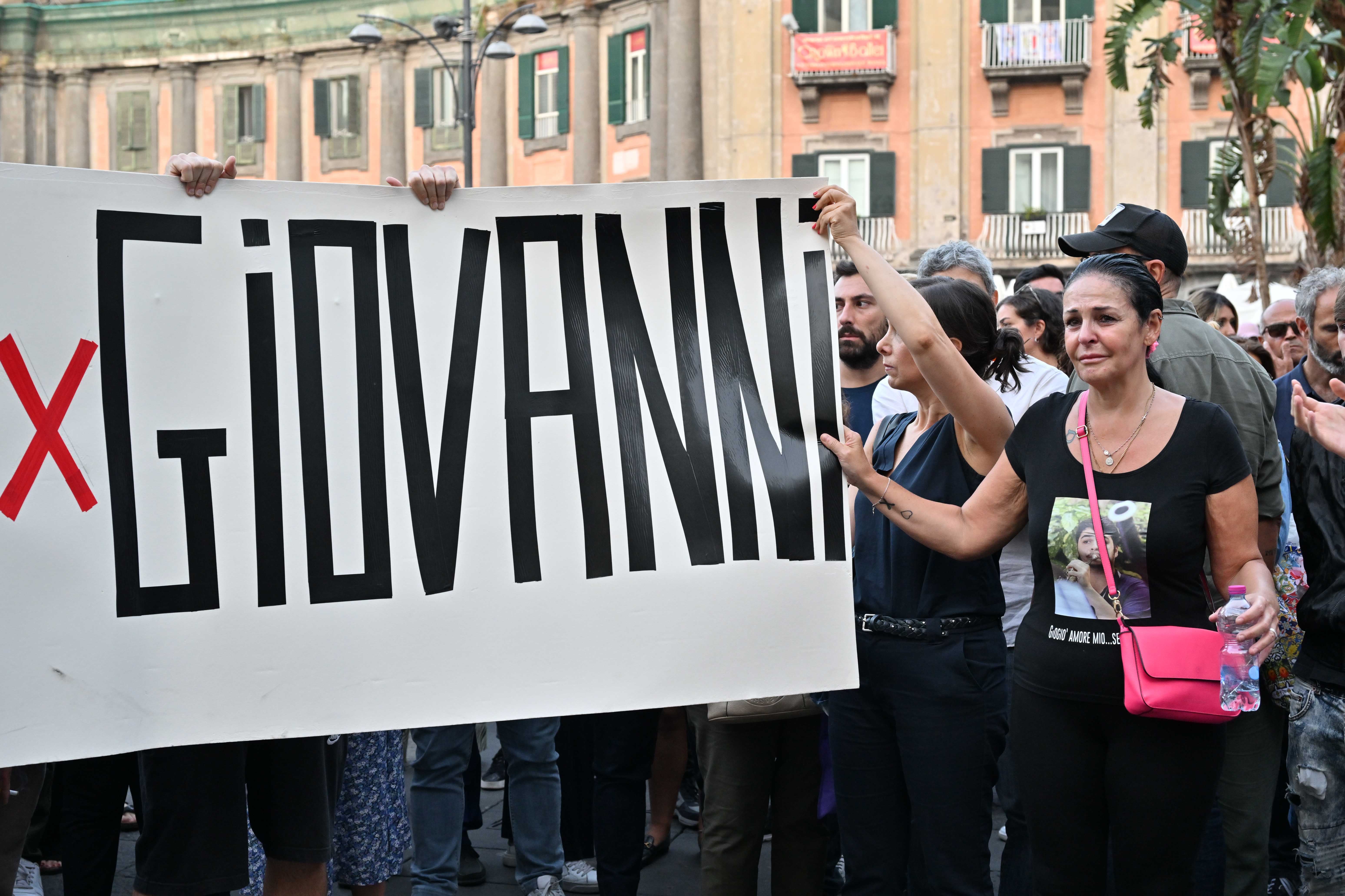 Manifestazioni per Giovanbattista Cutolo. In primo piano la mamma Daniela Di Maggio