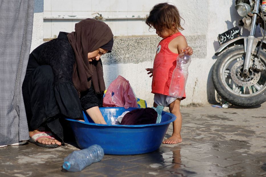 Una donna palestinese trova riparo in una scuola gestita dall'Onu nel sud della Striscia di Gaza