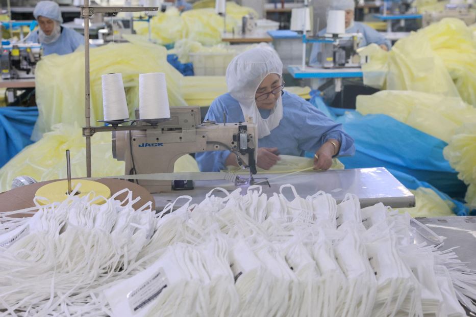 Una fabbrica di mascherine in Cina
