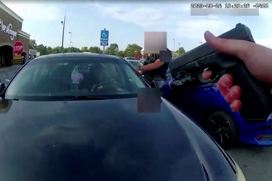 Un frame del video dell'uccisione della 21enne in Ohio da parte della polizia
