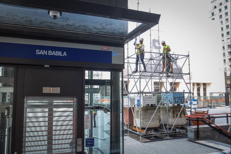 Milano: ultimi ritocchi in piazza San Babila per l'apertura della piazza e della nuova stazione della M4