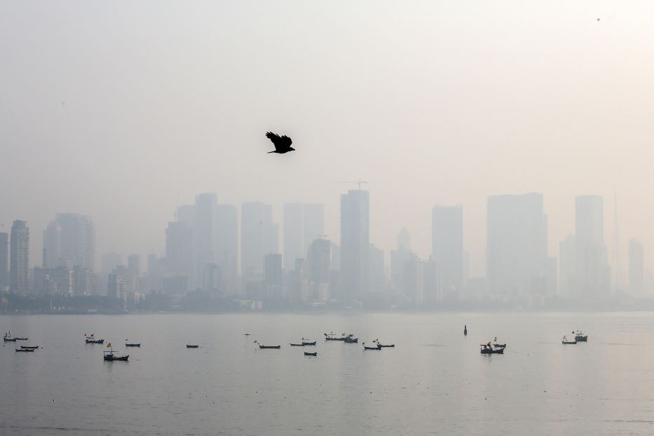 La megalopoli indiana Mumbai avvolta dallo smog