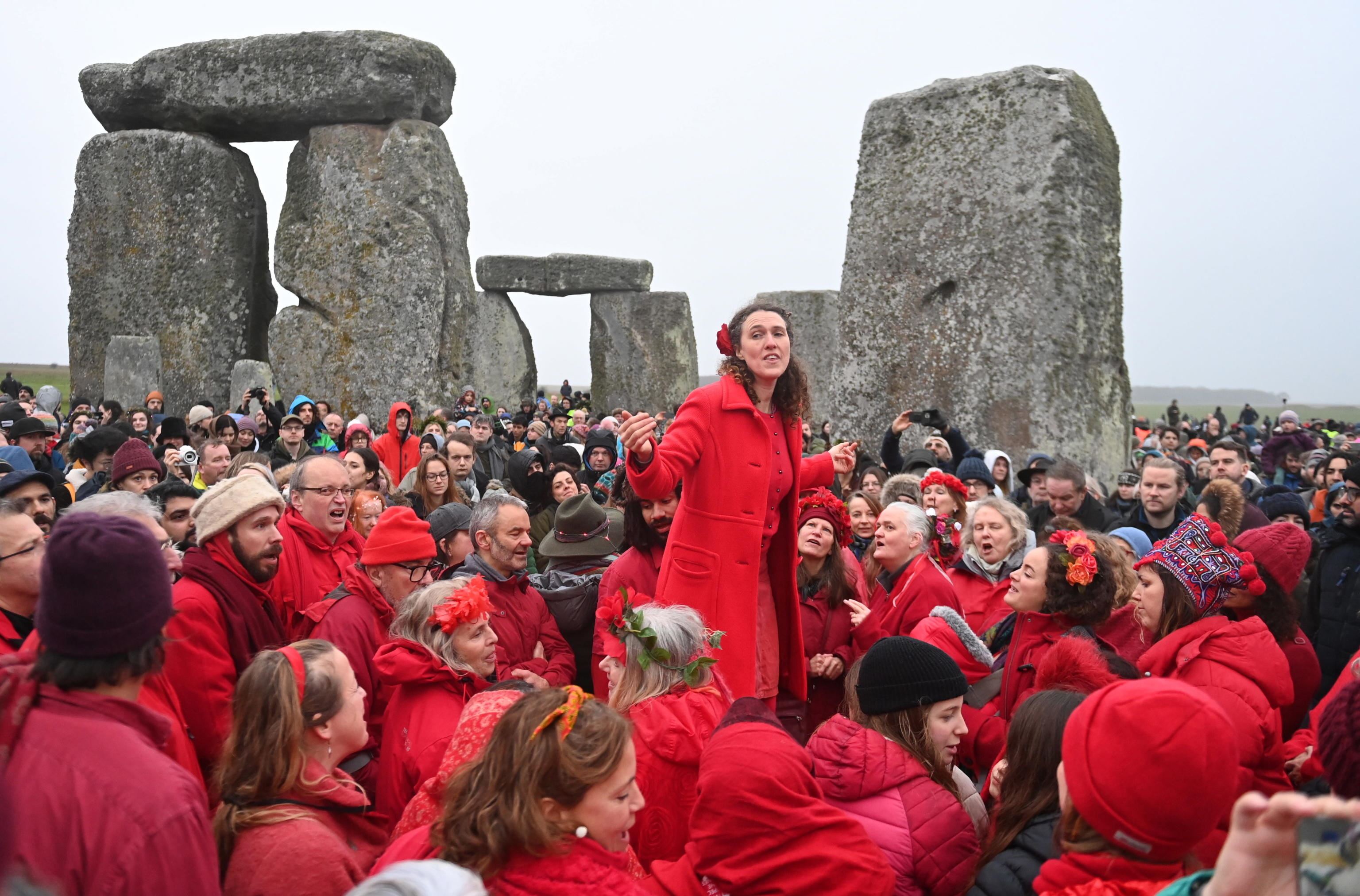 Un raduno al sito di Stonehenge al solstizio d'inverno