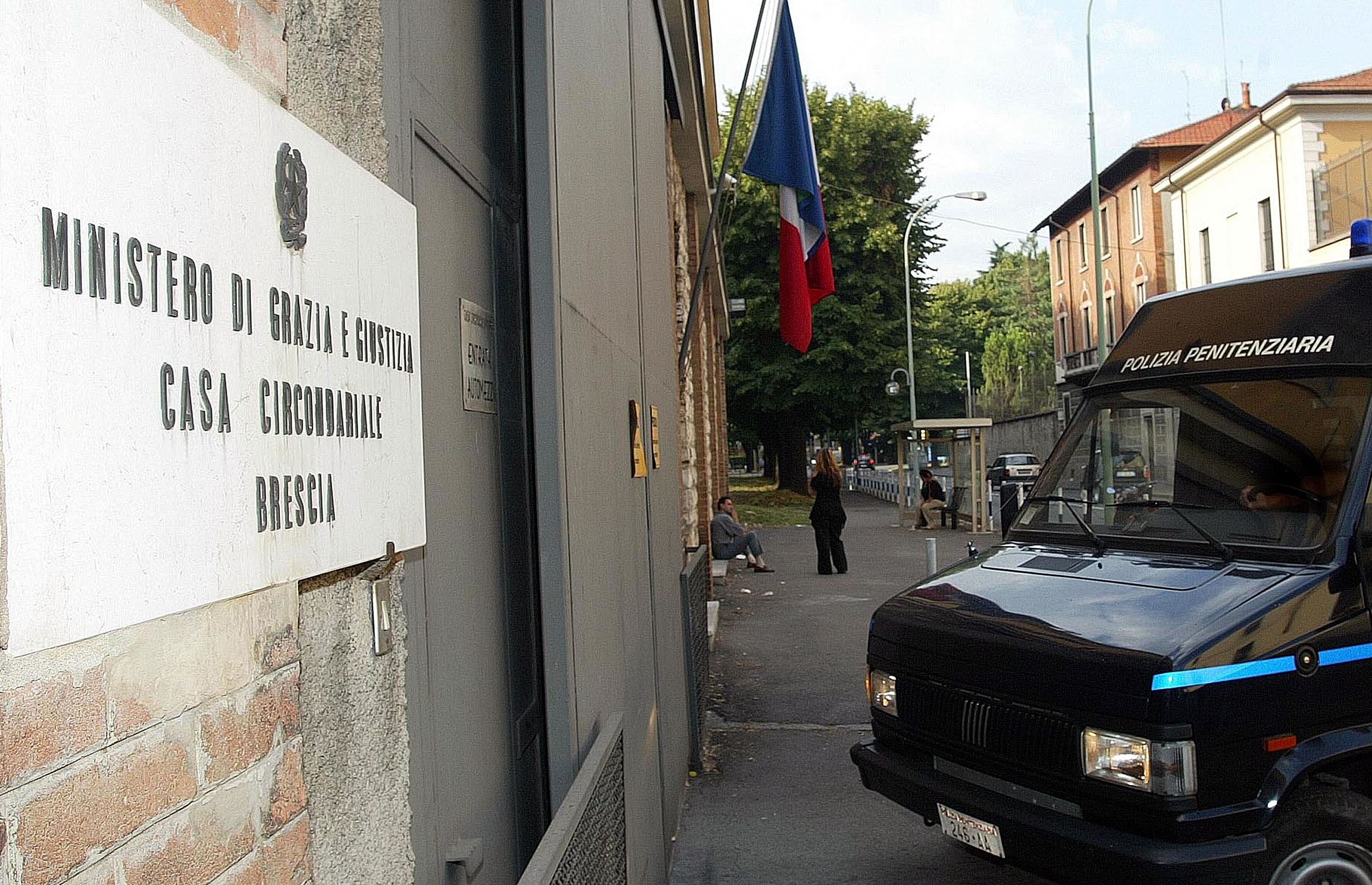 L'ingresso del carcere di Canton Mombello a Brescia