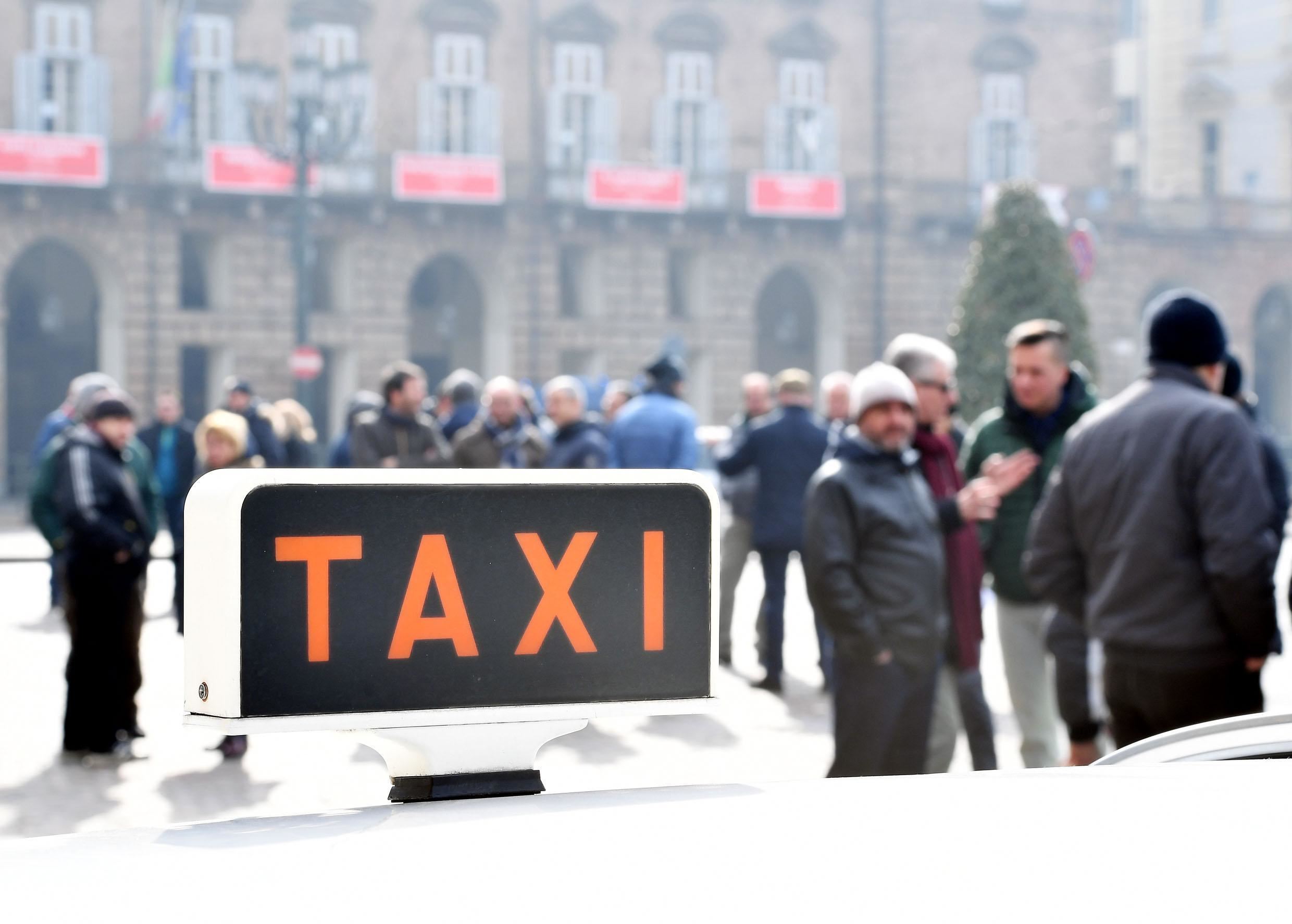Lo sciopero dei tassisti a Torino