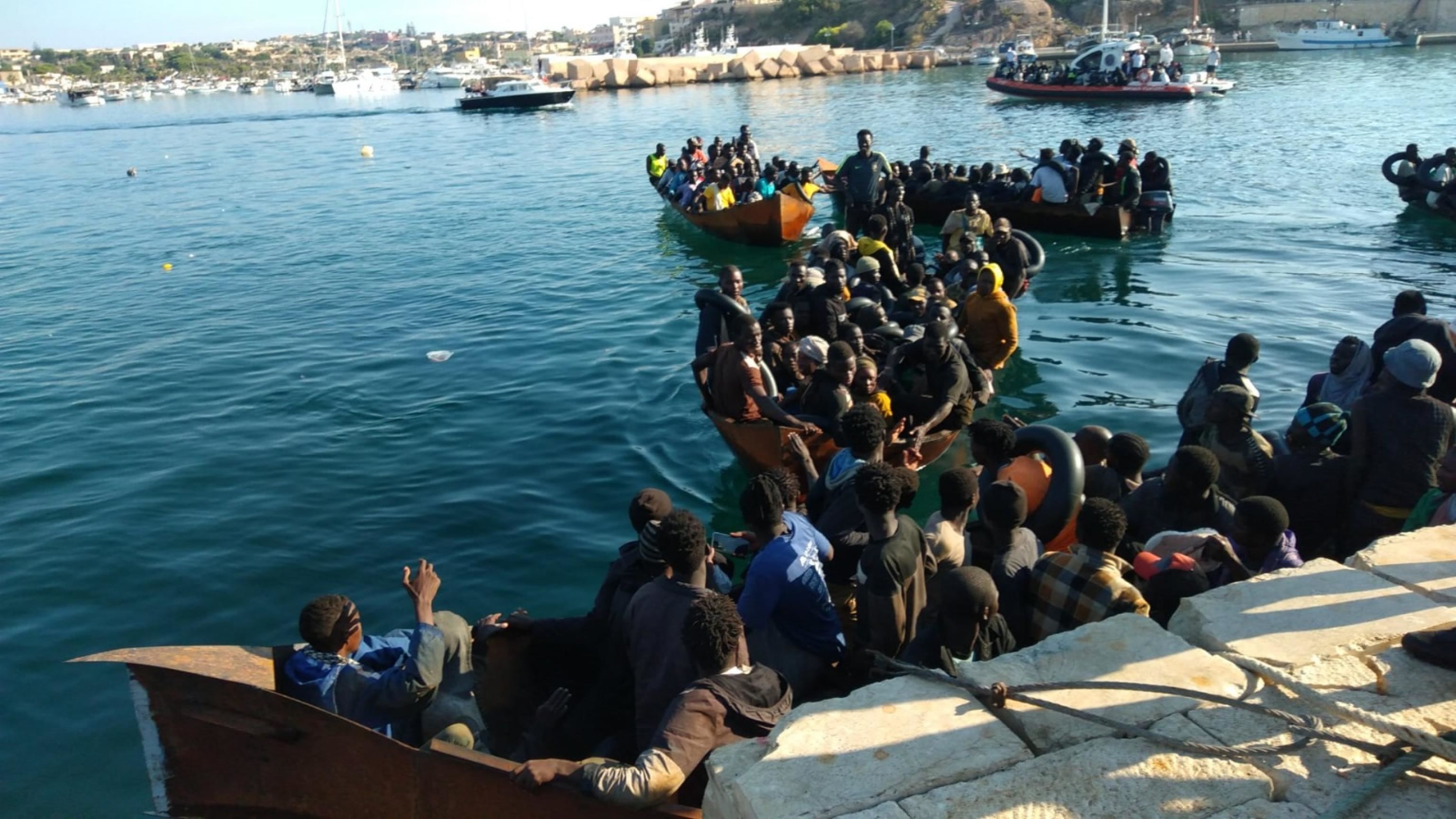 Proseguono gli arrivi dei migranti al porto di Lampedusa. Quasi tutti sono partiti dalla costa tunisina