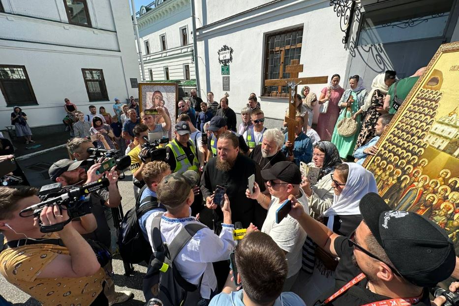 Le proteste contro la commissione governativa che intendeva porre i sigilli al Monastero delle grotte a Kiev