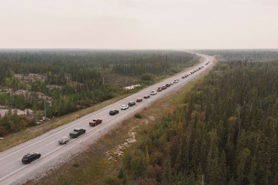 Fuga da Yellowknife, dopo che è stato dichiarato lo stato d'emergenza e ordinata l'evacuazione di tutti i 20mila residenti - Reuters