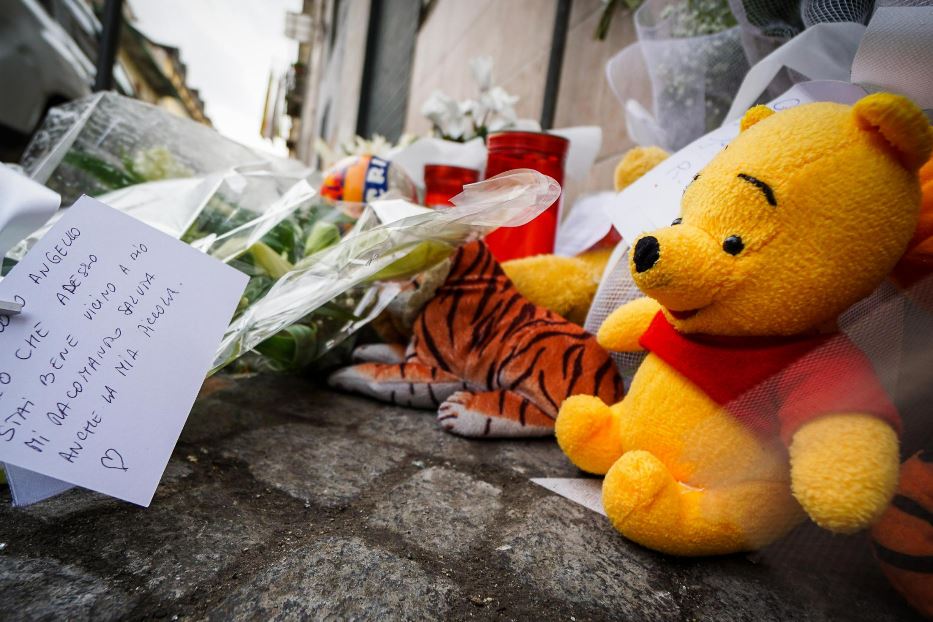 In un'immagine di repertorio, fiori e peluche lasciati per una bimbo ucciso