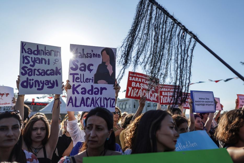 Proteste a Istanbul nel primo anniversario della morte di Mahsa Amini