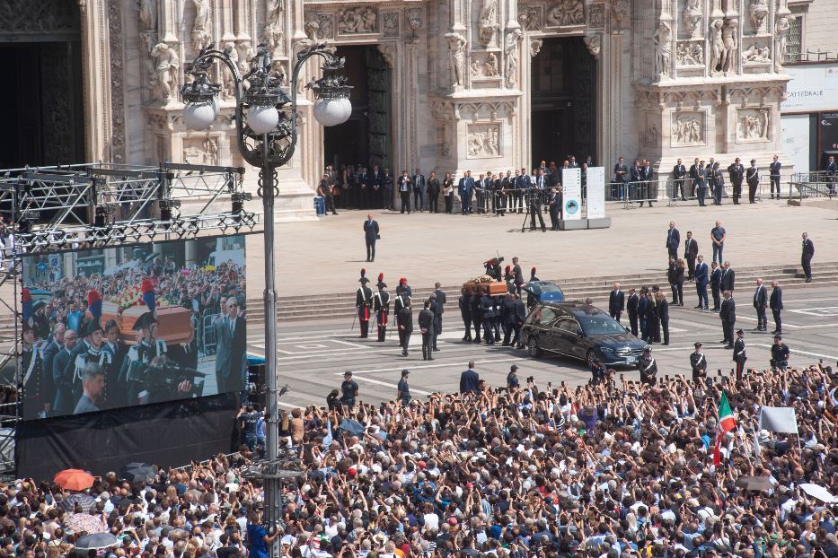 L'addio A Silvio Berlusconi Nel Duomo Di Milano