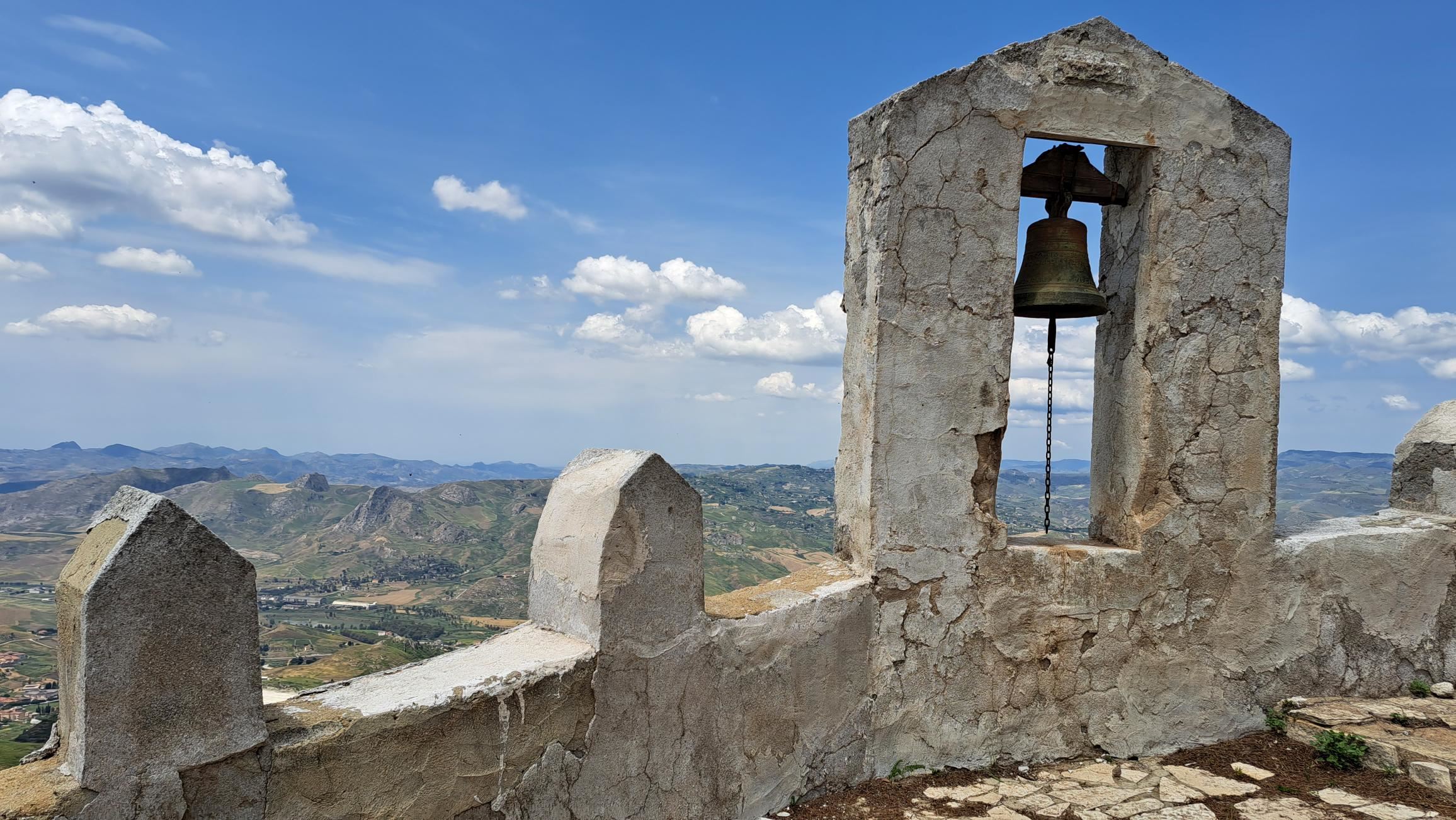 La campana in cima al monte di Sutera