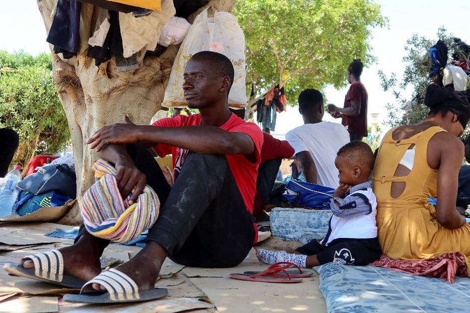 Migranti dalla Guinea in un giardino di Sfax in Tunisia