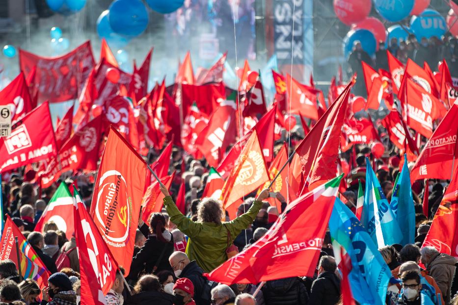 Le bandiere dei sindacati in uno degli ultimi scioperi