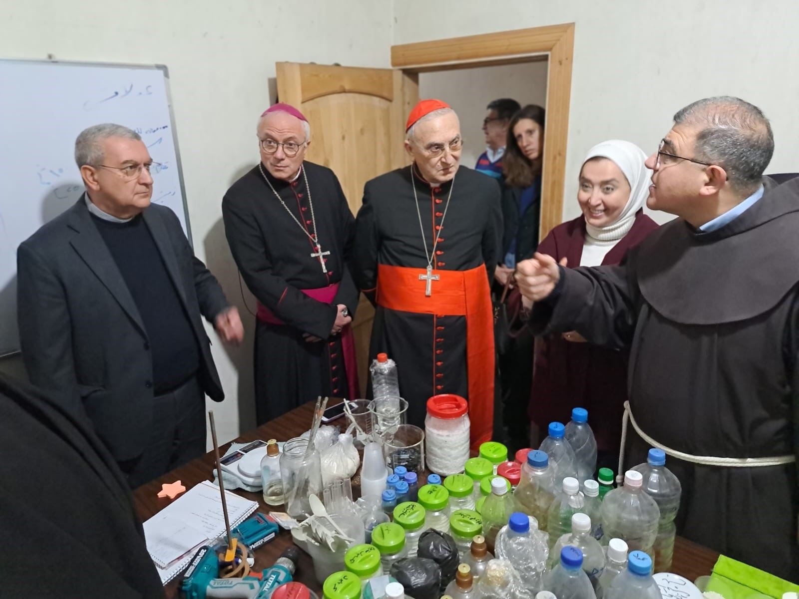 Il segretario della Cei monsignor Giuseppe Baturi (a sinistra) assieme al Nunzio apostolico in Siria, cardinale Mario Zenari