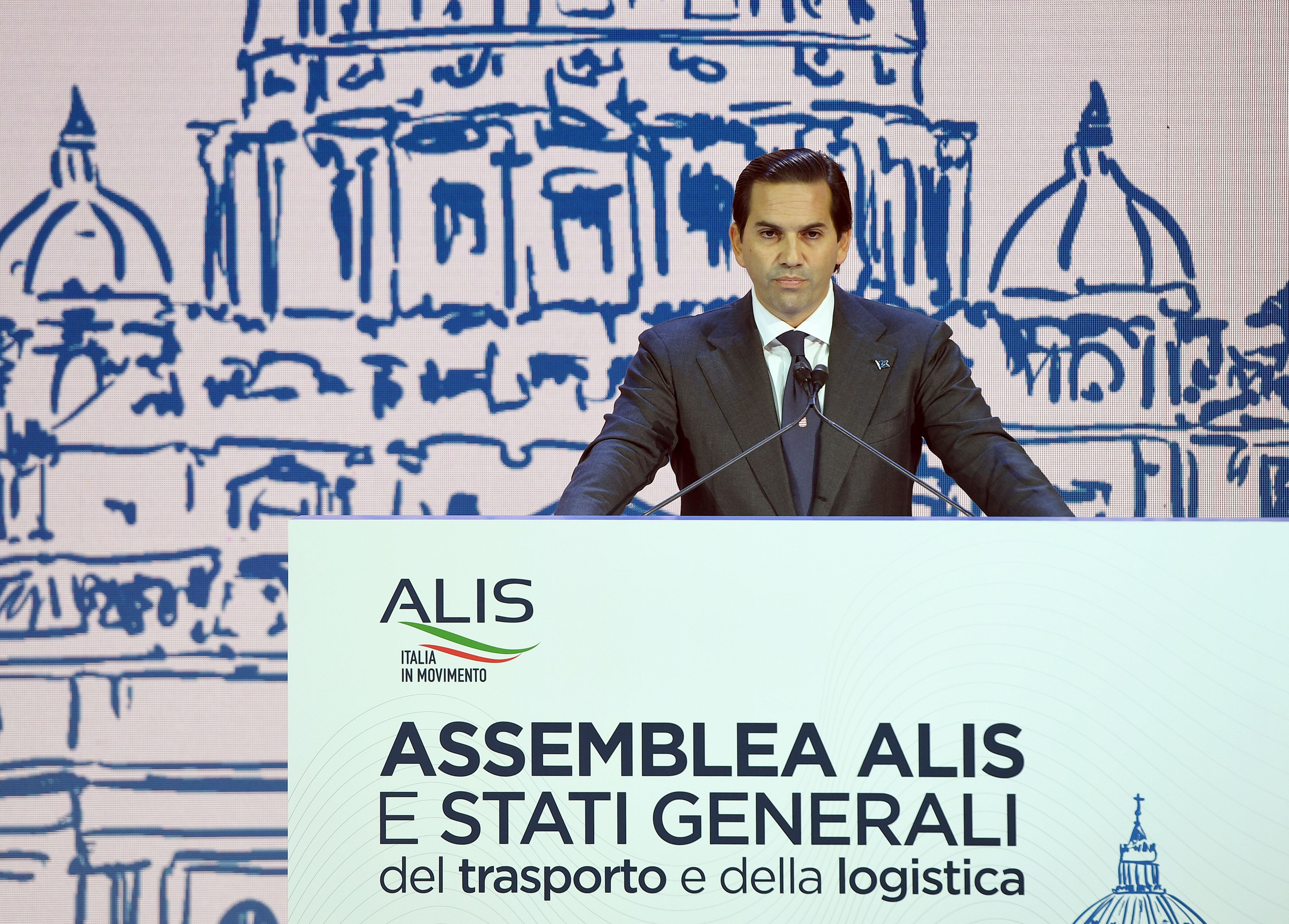 Il presidente Guido Grimaldi al palco dell'assemblea Alis