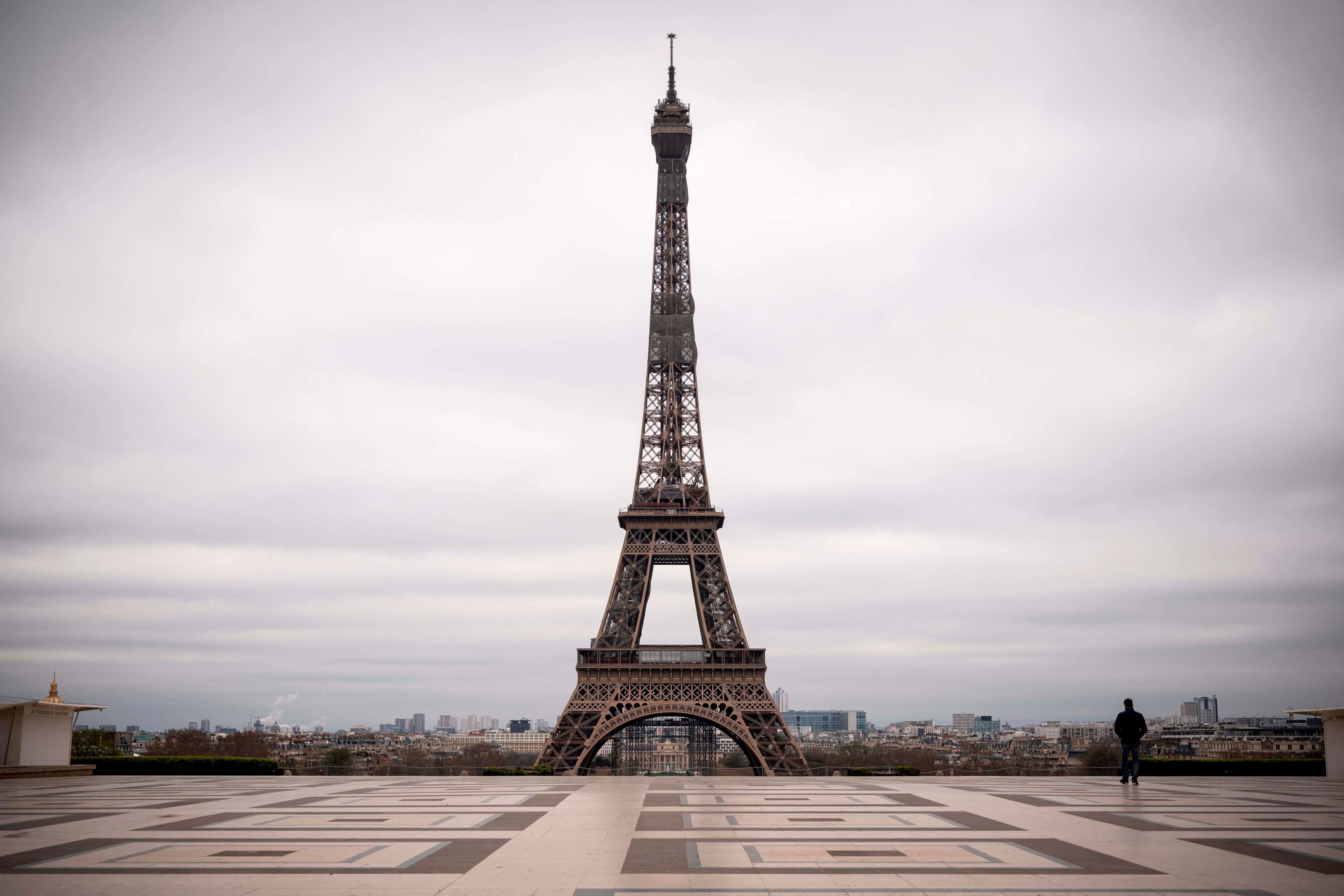 La Tour Eiffel: un quinto dei francesi ha i conti correnti in rosso