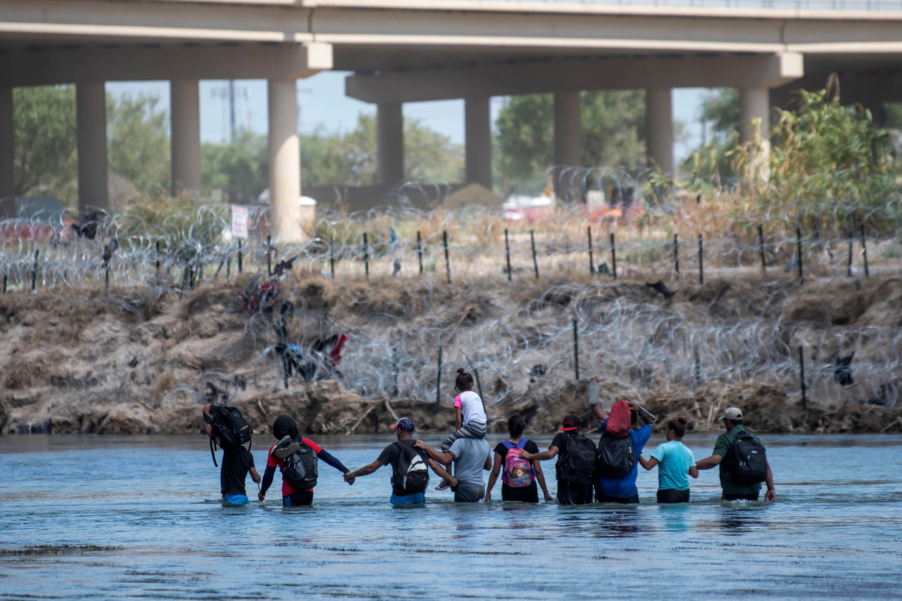 Un gruppo di migranti cerca di attraversare il Rio Bravo nella zona di Reynosa