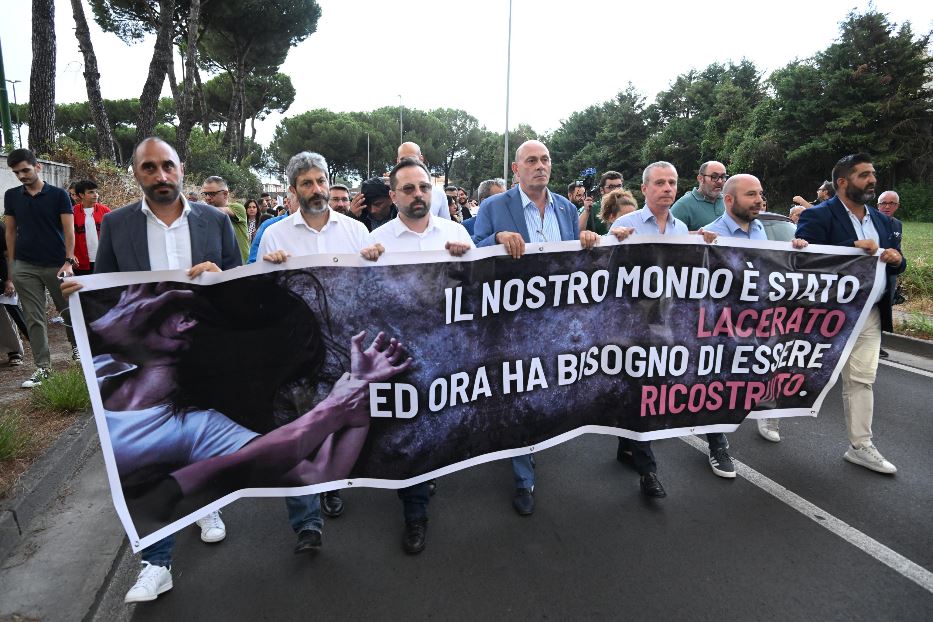 Il corteo a Caivano dopo lo stupro delle due cuginette, il 29 agosto 2023