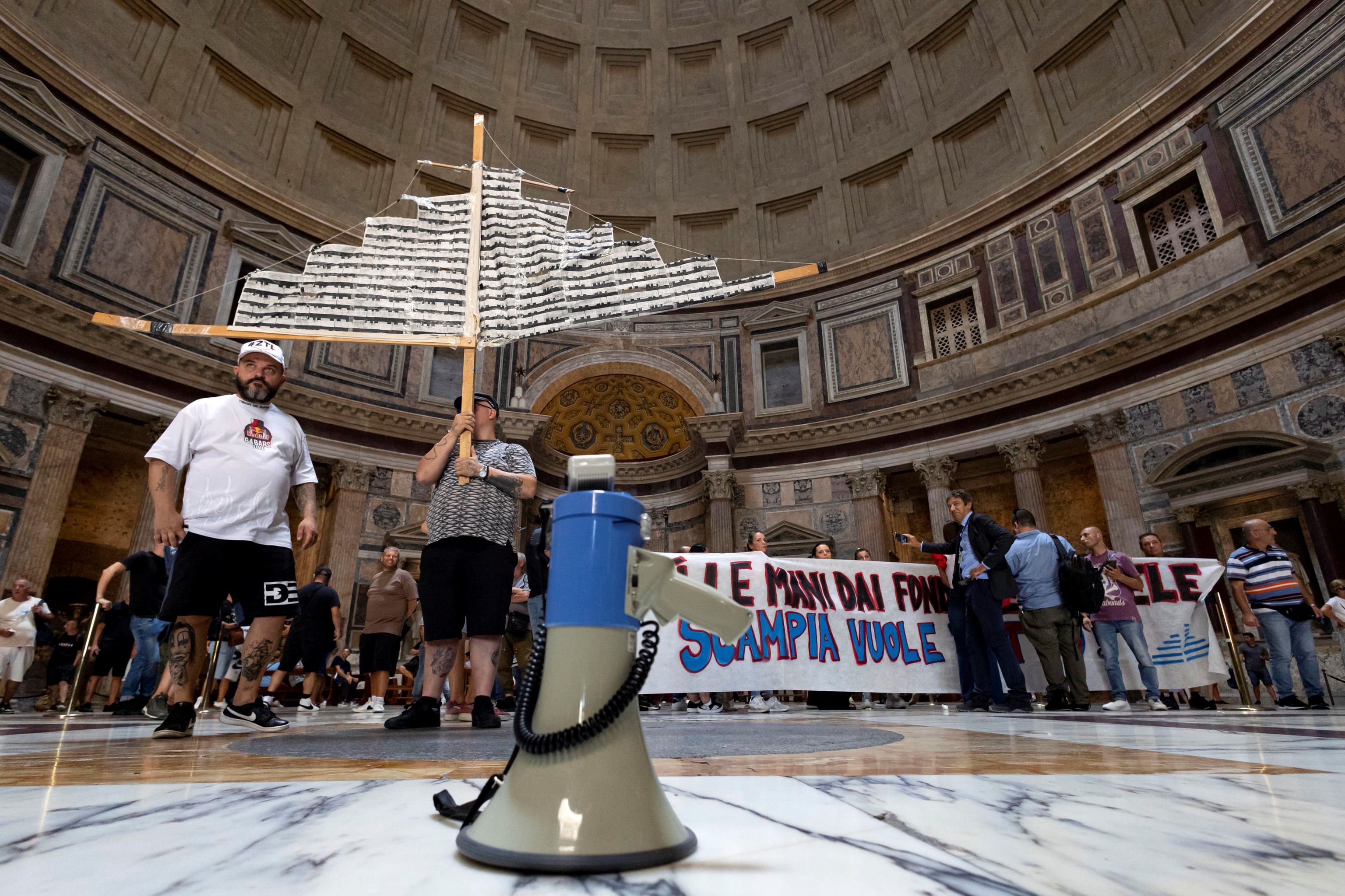 Il comitato Vele Scampia occupa il Pantheon a Roma per i tagli ai fondi